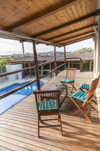 - deux chaises sur une terrasse à côté de la piscine dans l'établissement Chalet de lujo, à Murcie