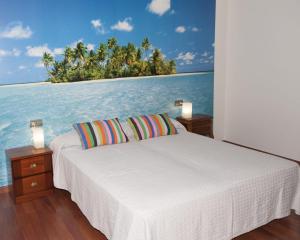 Chalet de lujo في مورسية: غرفة نوم مع سرير وإطلالة على المحيط