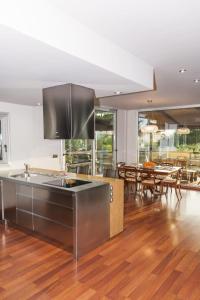 a kitchen with a stove and a dining room at Chalet de lujo in Murcia