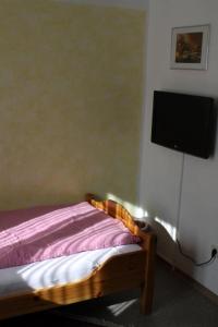 Un pat sau paturi într-o cameră la Hotel Weile
