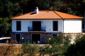 una casa blanca con techo naranja en Affittacamere Aria, en Sessa Cilento