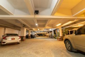 uma garagem com dois carros estacionados nela em The Rama Hotel em Chiang Rai