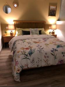 烏貝達的住宿－La Casita del Duente - Úbeda，一间卧室配有一张带花卉床罩的床