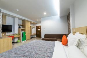 TV a/nebo společenská místnost v ubytování The Rama Hotel