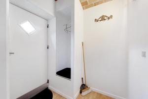 Cette chambre est dotée d'un mur blanc et d'une porte avec une fenêtre. dans l'établissement Adventure Park Apartments, à Ringkøbing