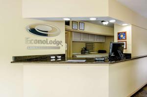 un bureau avec un comptoir équipé d'un ordinateur dans l'établissement Econo Lodge Lynchburg South, à Lynchburg