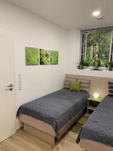 ランツフートにあるFerienwohnung am Regierungsplatzのベッドルーム1室(ベッド2台、窓付)