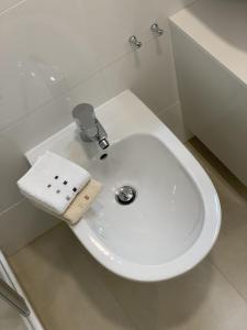 a white bathroom sink with a towel on it at Ferienwohnung am Regierungsplatz in Landshut