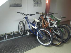 eine Gruppe Fahrräder, die neben einer Wand geparkt sind in der Unterkunft Appartements Fürstauer in Saalbach-Hinterglemm