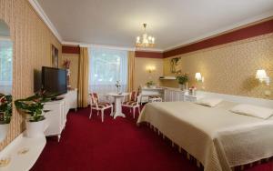 A bed or beds in a room at Hotel Ostrov