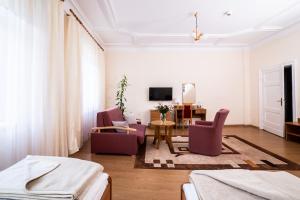 salon z 2 łóżkami, stołem i krzesłami w obiekcie Europa w Jeleniej Górze
