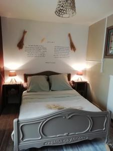 A bed or beds in a room at Les Bories en Champagne