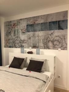 białe łóżko z 2 poduszkami w sypialni w obiekcie Design District Apartments w Zagrzebiu
