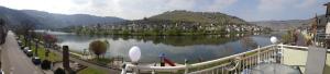 uma varanda com vista para o rio em Haus Brandenburg an der Mosel em Zell an der Mosel