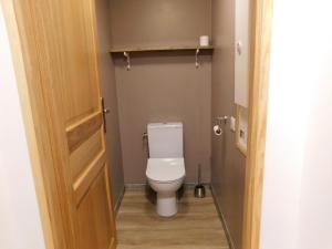 ein Badezimmer mit einem weißen WC in einer Kabine in der Unterkunft logement paisible à la campagne (2 à 4 personnes) in Aubarède