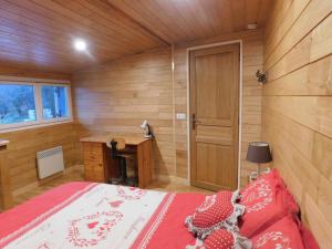 een slaapkamer met een bed en een bureau in een kamer bij logement paisible à la campagne (2 à 4 personnes) in Aubarède