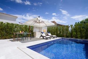 Bazén v ubytování Villa Medea by HMZ Villas nebo v jeho okolí