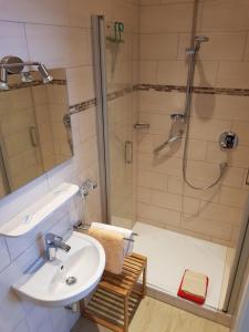 ein Bad mit einer Dusche, einem Waschbecken und einer Dusche in der Unterkunft Altstadt Hotel Cochem in Cochem