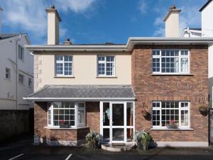 Casa de ladrillo grande con ventanas blancas en Four Seasons B&B en Galway