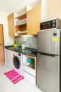 een keuken met een koelkast en een wasmachine bij The Nai Thon Condominium Unit in Nai Thon Beach