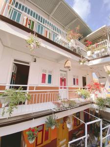 un edificio con macetas en el balcón en Suri's House Homestay, en Da Lat