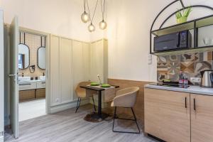 Virtuvė arba virtuvėlė apgyvendinimo įstaigoje Gellért Budapest Suites