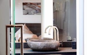 ein Badezimmer mit zwei Waschbecken auf der Theke in der Unterkunft Hotel Am Hirschhorn - Wellness - Spa - and more in Wilgartswiesen