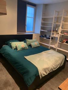 ein Schlafzimmer mit einem Bett mit zwei Kissen darauf in der Unterkunft La Fabrique à Souvenirs in Saint-Malo