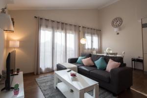 a living room with a couch and a table at Apartamento cerca de Pistas in Bordes d´Envalira