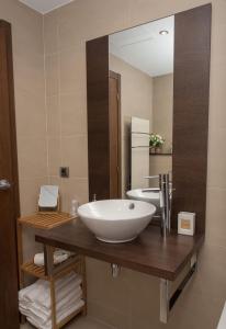 a bathroom with a sink and a large mirror at Apartamento cerca de Pistas in Bordes d´Envalira