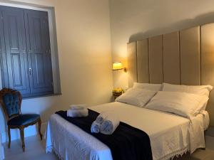 ein Schlafzimmer mit einem Bett, auf dem zwei Handtücher liegen in der Unterkunft Palazzo Samà in Catanzaro + 19 Fotos