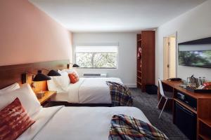 Un pat sau paturi într-o cameră la The Longleaf Hotel