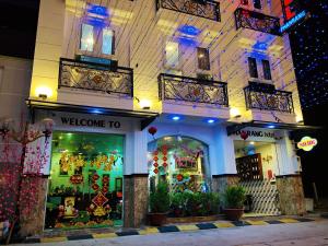 Phan Rang Hotel في فان رانغ: ترحيب بالمتجر مع أضواء عيد الميلاد في مبنى