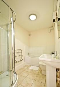 A bathroom at Dreamhouse Apartments Manchester City Centre