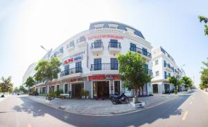 un edificio blanco en la esquina de una calle en Thy Hung legacy hotel, en Tuy Hoa