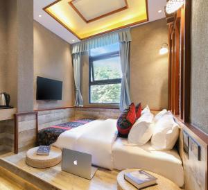 TV a/nebo společenská místnost v ubytování Zou Qu Ye Travel Hotel