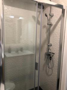 een badkamer met een douche en een wastafel bij Apartamento en Av Gabriel Miró - Calpe in Calpe