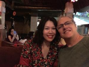 Ein Mann und eine Frau, die für ein Bild posieren in der Unterkunft Joe's Cafe & Garden Resort in Mui Ne