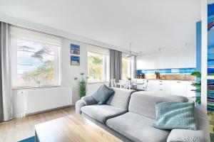 a living room with a couch and a kitchen at Meerblick und Ruhe in Międzyzdroje