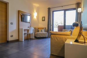 TV a/nebo společenská místnost v ubytování Hôtel San Lucianu