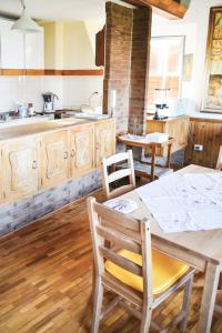 een keuken met een tafel en stoelen en een keuken met een aanrecht bij La Casa Dell'Artista in Fermo