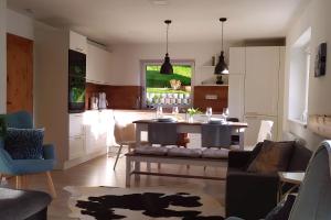 a living room with a table and a kitchen at Residence Alba Montis in Bad Kleinkirchheim