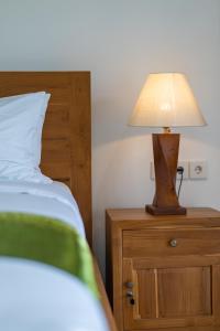 Postel nebo postele na pokoji v ubytování Nusa Indah Onai Hotel