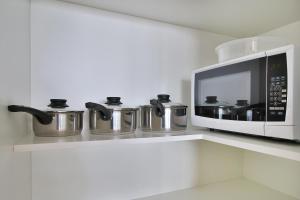 Kuchyň nebo kuchyňský kout v ubytování Domi Serviced Apartments