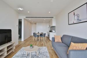 TV a/nebo společenská místnost v ubytování Domi Serviced Apartments