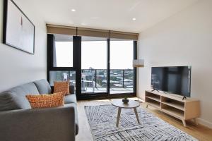 TV a/nebo společenská místnost v ubytování Domi Serviced Apartments