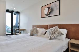Postel nebo postele na pokoji v ubytování Domi Serviced Apartments