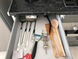 uma gaveta cheia de diferentes tipos de utensílios de cozinha em LOVELY APARTMENT- TERRACE+BALCONY+WI-FI em Badalona