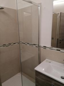 W łazience znajduje się szklana kabina prysznicowa i umywalka. w obiekcie Vico Spina 5 w mieście Milazzo