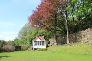 uma pequena casa no meio de um campo em Gellihaf House em Blackwood